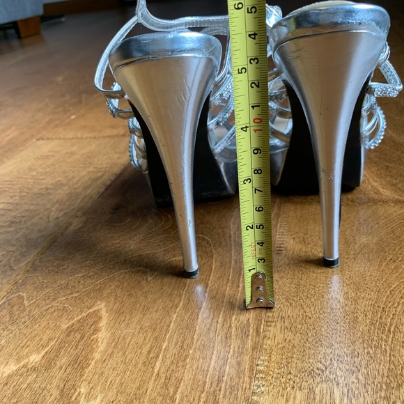 Silver high heels - Picture 3 of 3